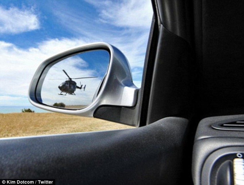 Helikopter u retrovizoru Kim Dotkoma, na fotografiji koju je objavio na Tviteru