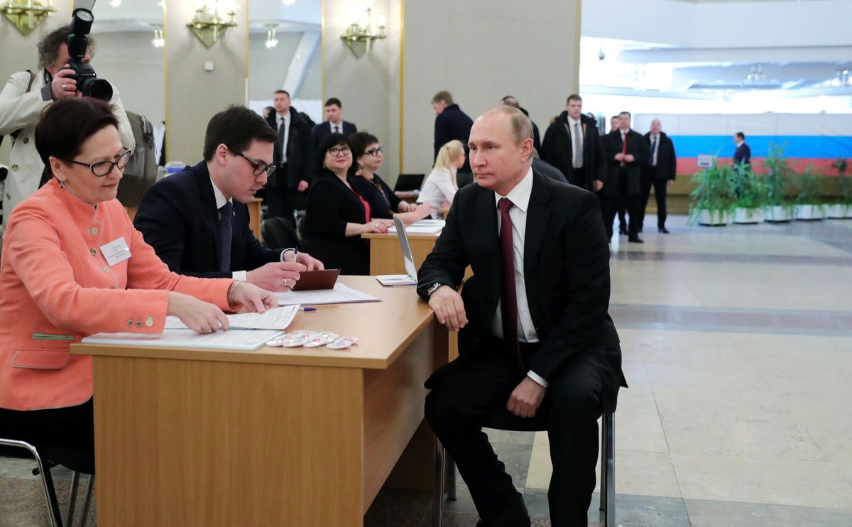 Władimir Putin w lokalu wyborczym