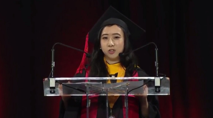 Shuping Yang amerikai egyetemének diplomaosztóján beszélt / Fotó: YouTube