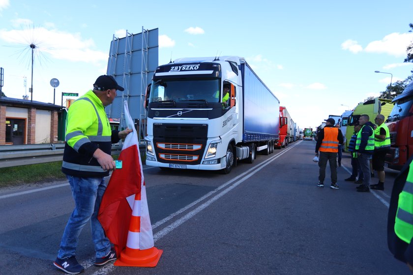 Kierowcy chcą, żeby Ukraińcy skrócili kolejki dla pustych ciężarówek. W proteście zablokowali przejście w Dorohusku. Puszczamy jedno auto na godzinę