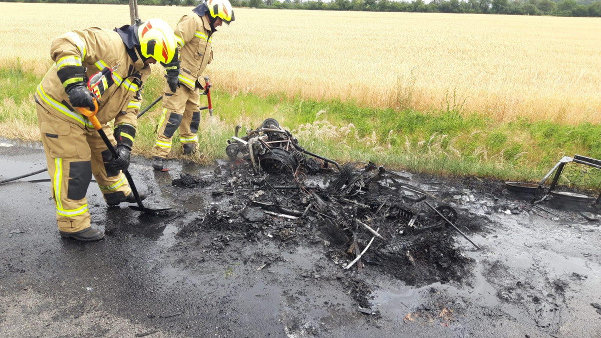 Auto praktycznie wyparowało. Horror na drodze w Wielkopolsce [ZDJĘCIA]