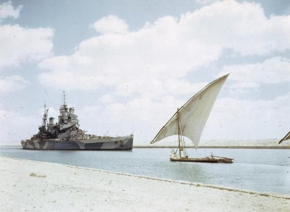 Brytyjski pancernik HMS Howe przepływa przez Kanał Sueski (domena publiczna).