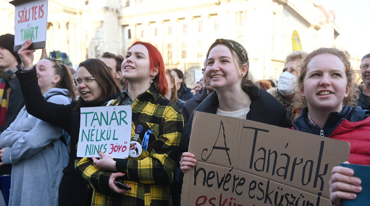 Szeptember 2-án a Bazilika előtt tartanak szolidaritási demonstrációt "Diákok a tanárokért" cimmel a diákok, amelyet   több más akció követ a hét folyamán /Fotó:Zsolnai Péter