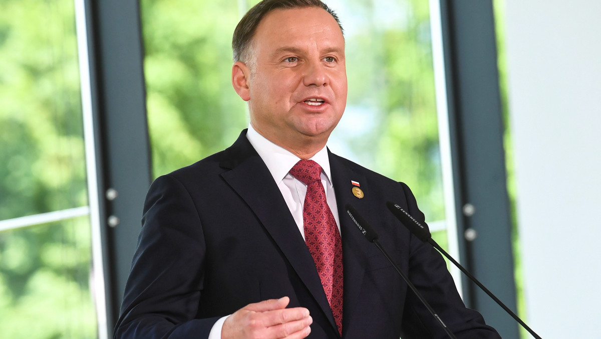 Andrzej Duda podpisał ustawę gwarantującą, że szpitale nie będą mogły pobierać opłat od rodziców i opiekunów, którzy towarzyszą swoim dzieciom i osobom niepełnosprawnym – poinformowała kancelaria głowy państwa. Duda podpisał też ustawę o przywracaniu połączeń autobusowych