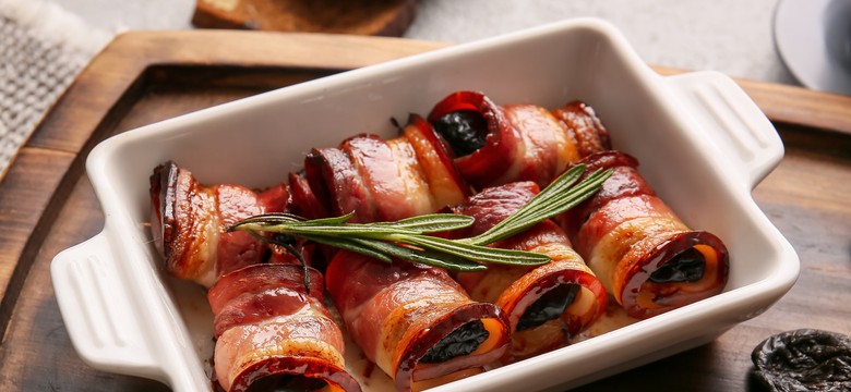 Pieczone śliwki w boczku. Dodaj ten jeden składnik a będą bardzo smaczne