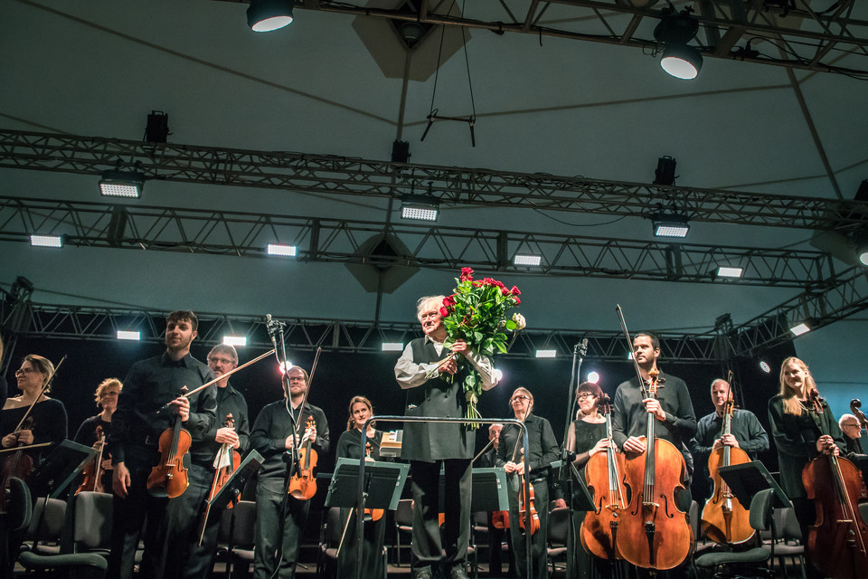 Jerzy Maksymiuk i Sinfonia Varsovia podczas koncertu 50 lat Polskiej Orkiestry Kameralnej (14 czerwca)