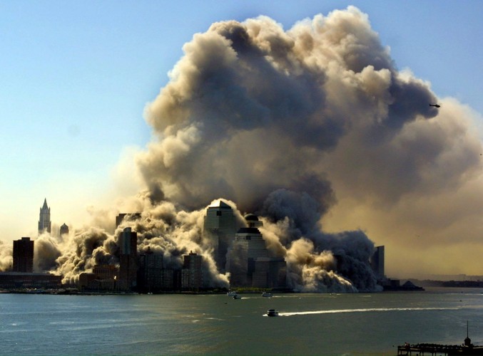 Widok z rzeki Hudson na dwie wieże World Trade Center, zapadające się w wyniku zamachu terrorystycznego