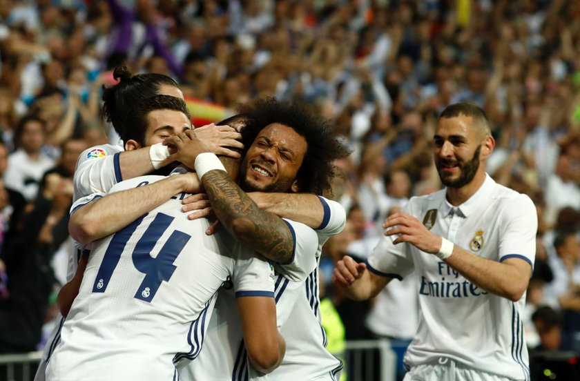 Real Madrid's Karim Benzema in action with Barcelona's Gerard Pique and Sergi Roberto