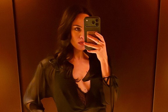 DEKOLTE DO PUPKA, KOŽNA SUKNJA I ŠLIC Ćerka Jovana Memedovića nosi polovnu garderobu, a sada izazovnim izdanjem raspametila (Foto)