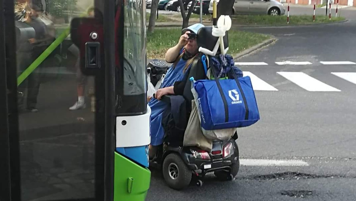 Mieszkańcy Szczecina mają dość utrudnień, które powoduje kobieta na wózku elektrycznym. Bogumiła D., zwana przez internautów "Balbiną" blokuje komunikację miejską. Wczoraj grupa osób otoczyła wózek. - Świnka różowa, pokaż ryjek, pokaż - mówili. - Prawie cię tramwaj rozjechał. Miałabyś wtedy "trumnowóz". Ale od pani j***e - to tylko niektóre z epitetów, które padały pod kątem kobiety. Służby miejskie mówią, że sytuacja jest niezwykle delikatna, ale szukają rozwiązania.