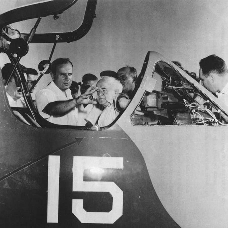 Al Schwimmer z Davidem Ben-Gurionem, premierem Izraela, w 1959 r. Samoloty przemycane przez Schwimmera – i budowane – stworzyły izraelskie siły powietrzne.