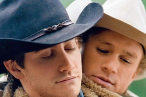 Kadr z filmu „Tajemnica Brokeback Mountain w reż. Anga Lee (2005). W rolach głównych wystąpili Jake Gyllenhaal i Heath Ledger.