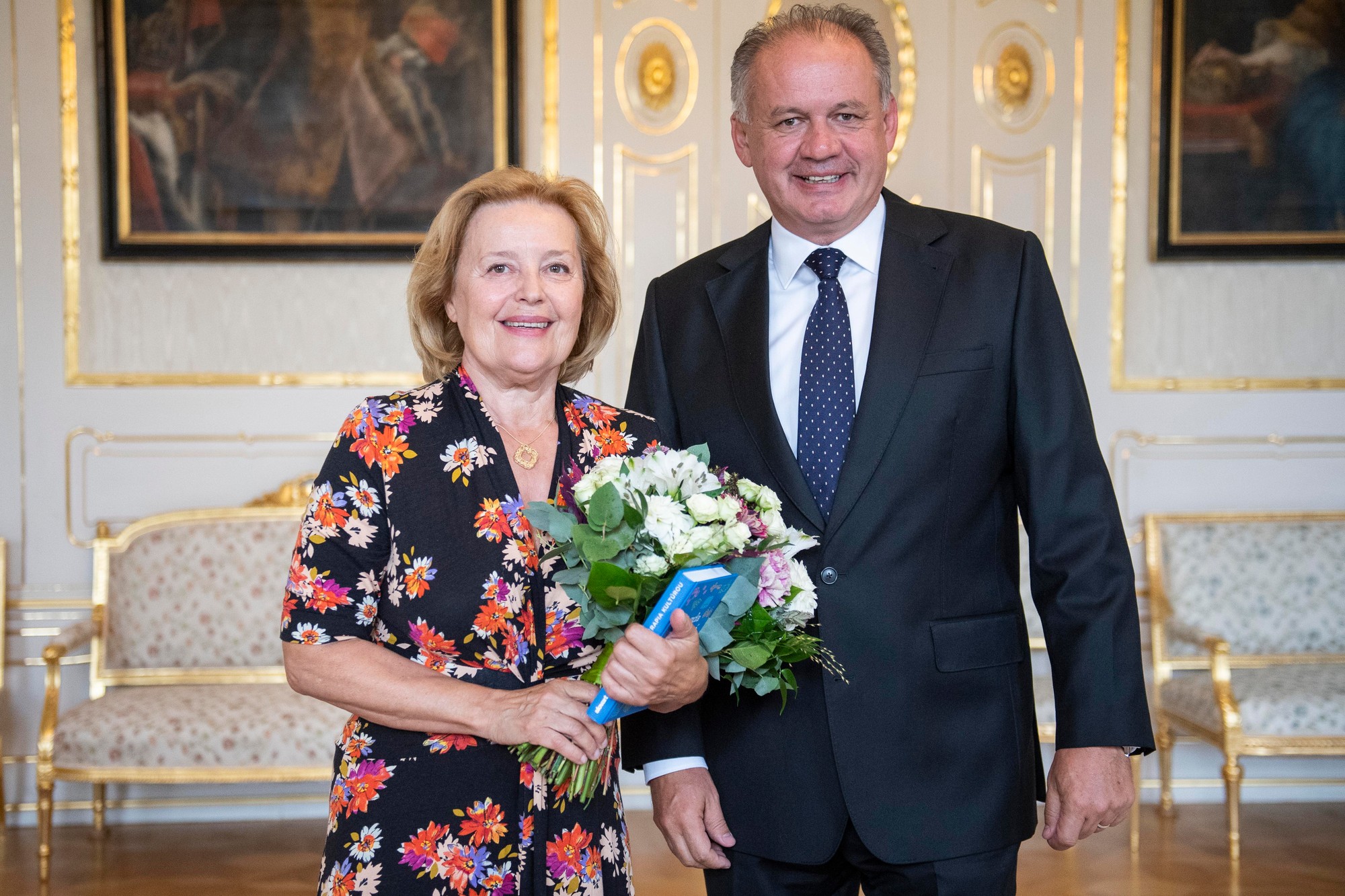 Herečka, bývala slovenská politička a  diplomatka Magda Vášáryová (vľavo) počas prijatia u vtedajšieho prezidenta SR Andreja Kisku pri príležitosti jej  životného jubilea.