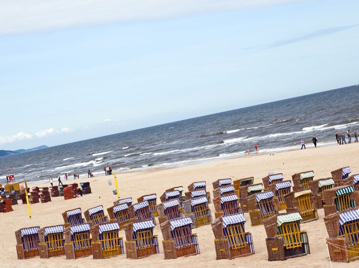 Turyści uciekli z plaży do miasta