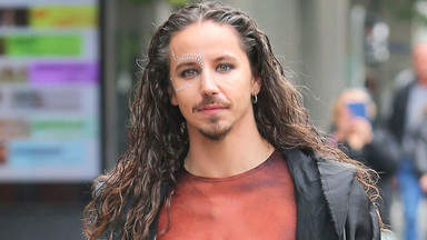 Michał Szpak o wystąpieniach polityków: to są skecze na żywo