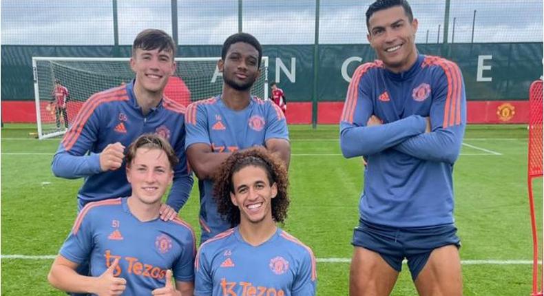 Manchester United youngsters with their hero Ronaldo. 