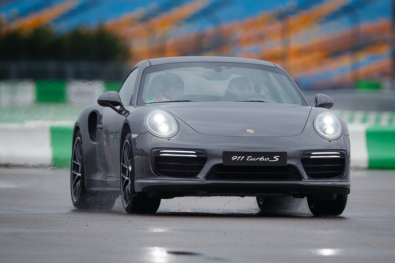 Porsche Carrera S i Turbo S na torze Istanbul Park