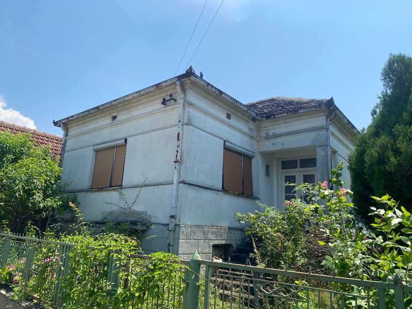 Kuća Ane Nikolić u Donjoj Mutnici sva u korovu