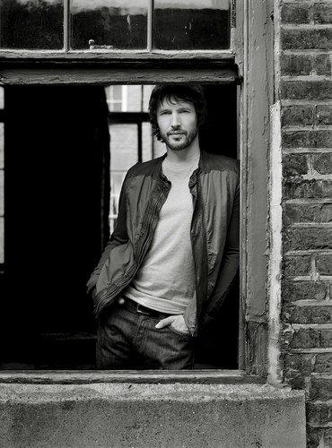 James Blunt na zdjęciu z sesji do 'All the Lost Souls' (2007)