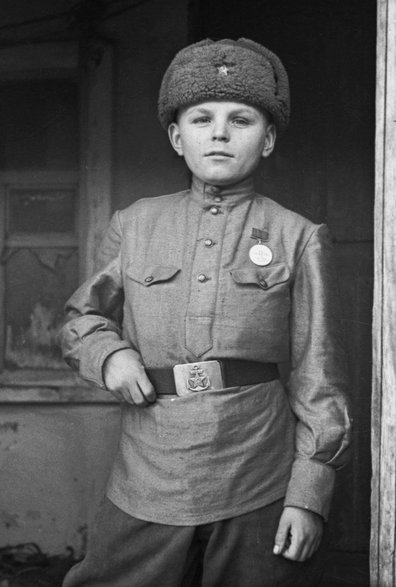 Żenia Sieriogin, lat 14, uczestnik walk w Stalingradzie, odznaczony medalem "Za odwagę" (1943, domena publiczna)