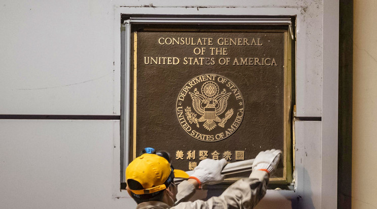 Az Egyesült Államok csengtui főkonzulátusának kapuja mellől leszereli a névtáblát egy dolgozó 2020. július 26-án. A kínai kormány elrendelte a diplomáciai képviselet bezárását Csengtuban válaszlépésként arra, hogy Washington bezáratta Kína houstoni főkonzulátusát. / Fotó: MTI/EPA/Alex Plavevski