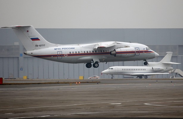 Samolot z ciałami ofiar katastrofy airbusa na rosyjskim lotnisku