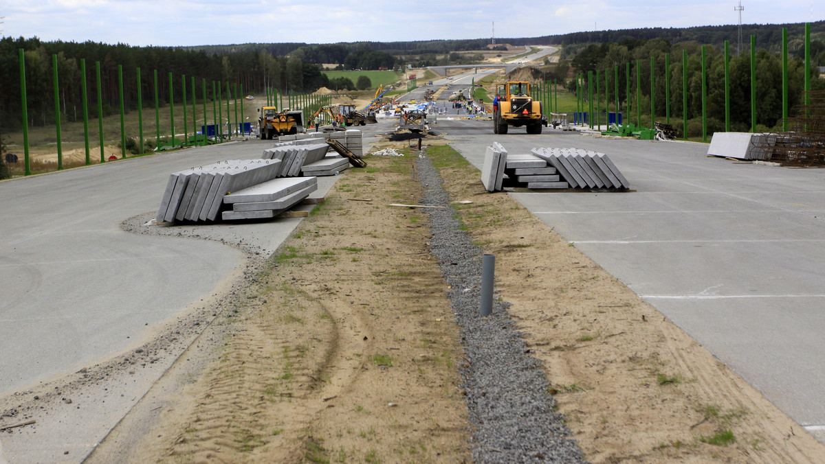 Od 1 grudnia kierowcy będą mogli jeździć lubuskim odcinkiem autostrady A2, który ma 92 kilometry. W czwartek inwestycję odwiedzili wojewoda lubuski Helena Hatka i prezes Autostrady Wielkopolskiej Andrzej Patalas, którzy oceniali postęp prac.