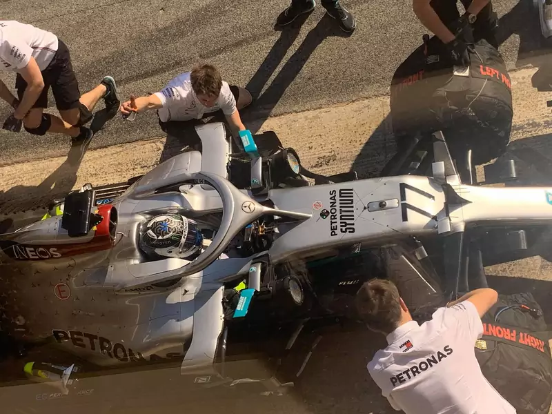 Valtteri Bottas w Mercedesie W11 podczas przedsezonowych testów Formuły 1