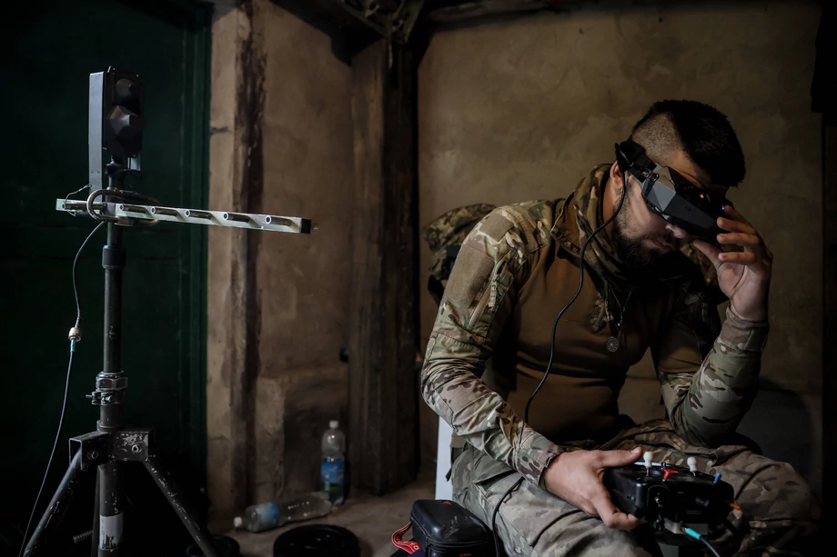 Żołnierz 14. pułku Sił Zbrojnych Ukrainy testuje i przygotowuje się do obsługi drona FPV w swojej bazie na linii frontu w regionie Zaporoża. Dron FPV (First Person View) to kompaktowe urządzenie, które działa na krótkich dystansach 5-20 km. Może przenosić różne rodzaje amunicji zdolnej do niszczenia pojazdów, personelu, a nawet pojazdów opancerzonych, poruszając się w kierunku celu w jedną stronę, przenosząc ładunek. Drony stały się ekonomiczną i skuteczną bronią, która może uratować życie personelu podczas ataku lub aktywnej obrony, zapewniając możliwość działania z chronionych pozycji. Pojedynczy dron, który kosztuje mniej niż 1000 euro, może skutecznie niszczyć pojazdy wojskowe i docierać do zamkniętych celów. Produkcja takiego sprzętu jest dość prosta