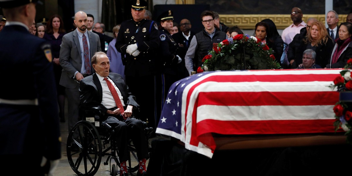 Bob Dole oddał hołd zmarłemu George H. W. Bushowi