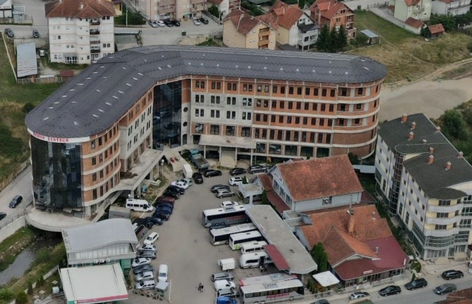 Zgrada na reci u Tutinu