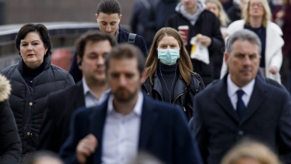 Grupa pieszych podczas pandemii koronawirusa (zdjęcie ilustracyjne)