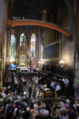 Ludzie zgromadzeni przy trumnie z ciałem kard. Franciszkiem Macharskim w bazylice św. Franciszka z Asyżu przy pl. Wszystkich Świętych