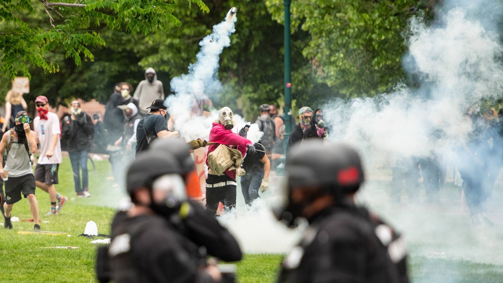 Suzavac, molotovoljevi kokteli i Trampova "čelična ruka": Još jedna haotična noć u Americi nakon ubistva Džordža Flojda