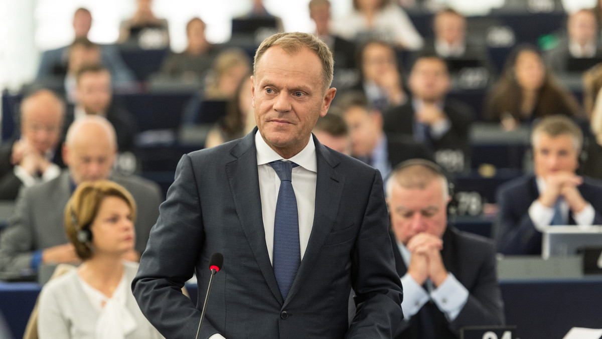 Przewodniczący Rady Europejskiej Donald Tusk ostrzegł dziś, że fala uchodźców może stać się narzędziem w nowej formie wojny hybrydowej i "bronią przeciwko sąsiadom". Zdaniem Tuska na świecie narasta krytyka wobec UE za reakcję na kryzys migracyjny.