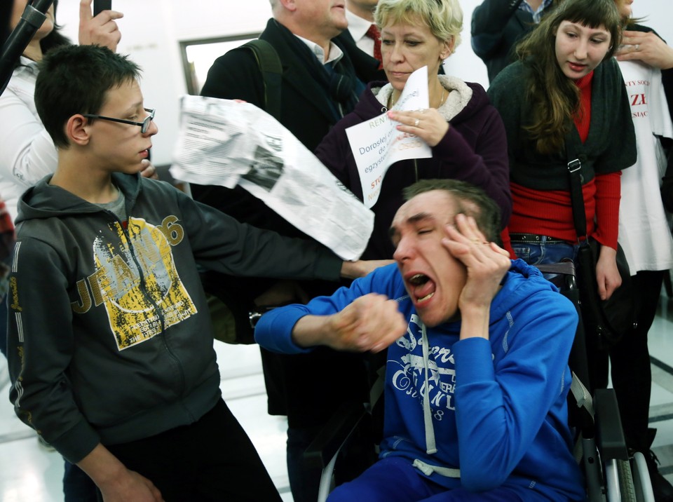 WARSZAWA SEJM NIEPEŁNOSPRAWNE DZIECI PROTEST OPIEKUNÓW (opiekunowie niepełnosprawnych w Sejmie)