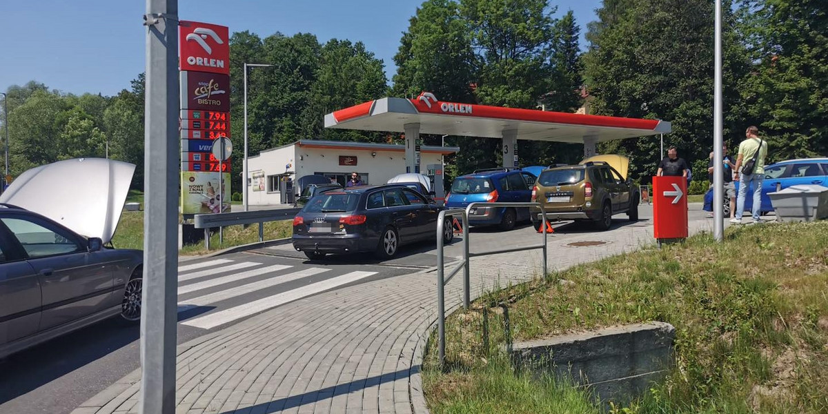 Protest kierowców. Na Orlenie samochody zablokowały wjazd na stację paliw.