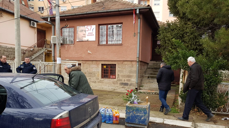 Građani pale sveće ispred kuće gde je Ivanović ubijen