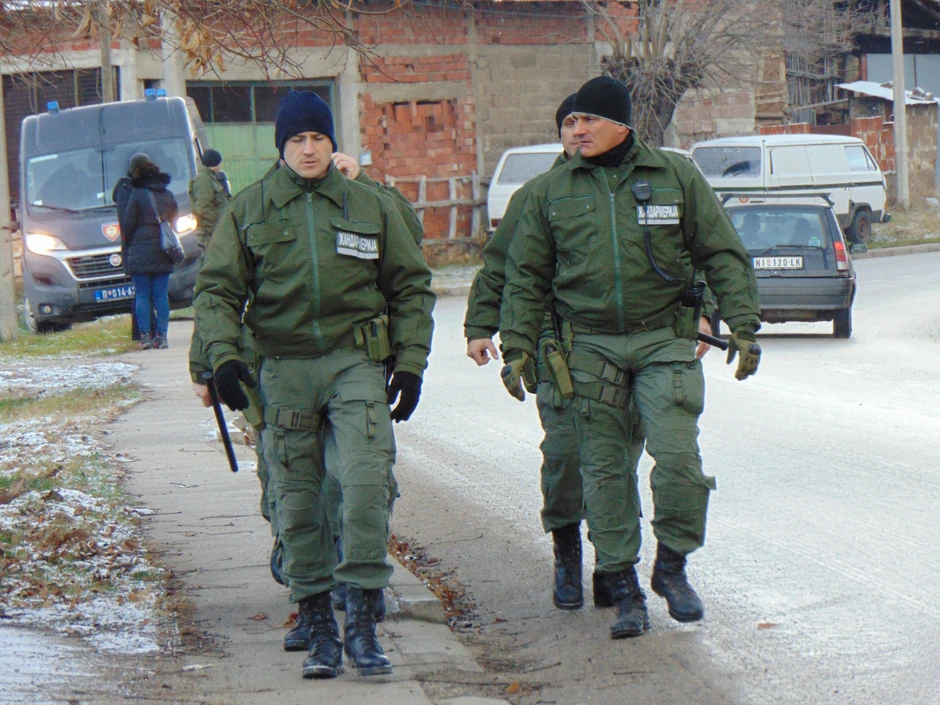 Osim policijskih patrola, prisutni su i pripadnici Žandarmerije naoružani automatskim oružjem