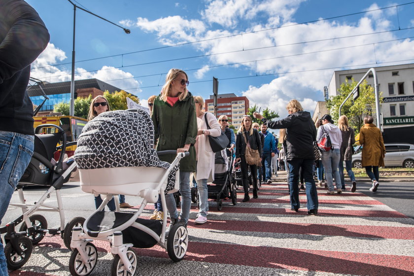 Matki protestują przed łódzkim NFZ-em w obronie szpitala Pro-Familii 