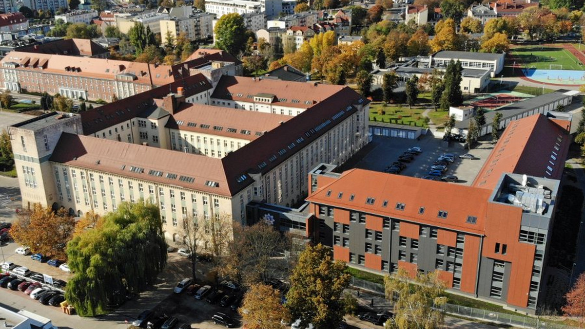 Łamał żebra młodym policjantom. Nadal pracuje w szkole policyjnej w Pile