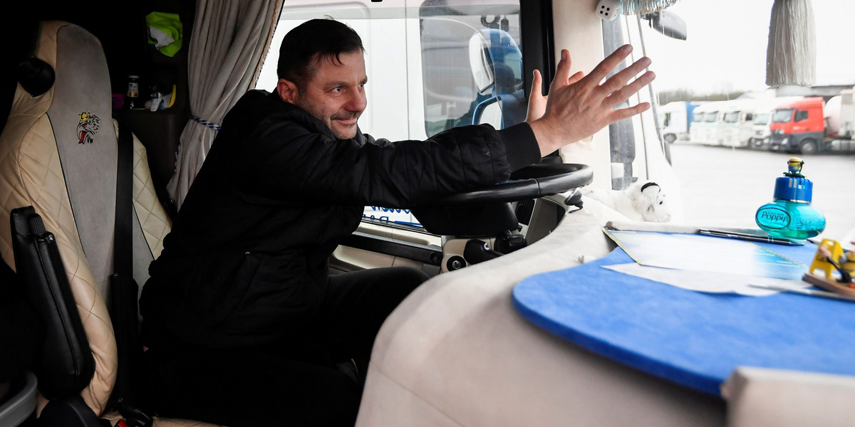 Marcin Pastok, kierowca z Ostrowa Wielkopolskiego, utknął w Wielkiej Brytanii i nie może wrócić do domu