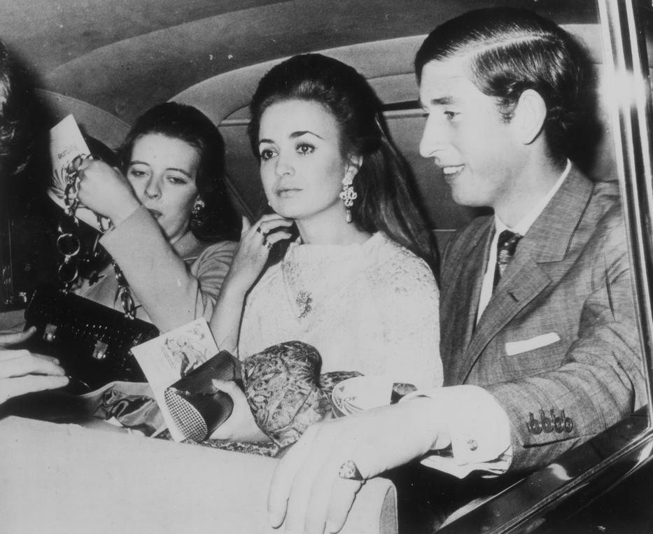A chilei stewardesst, Lucia 
Santa Cruzt 
(középen) egy
partin ismerte
meg Károly, ám
feleségül nem
vehette /Fotó :Northfoto
