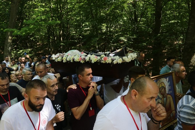 Litija od manastira Tumane do isposnice Svetog Zosima okuplja veliki broj vernika