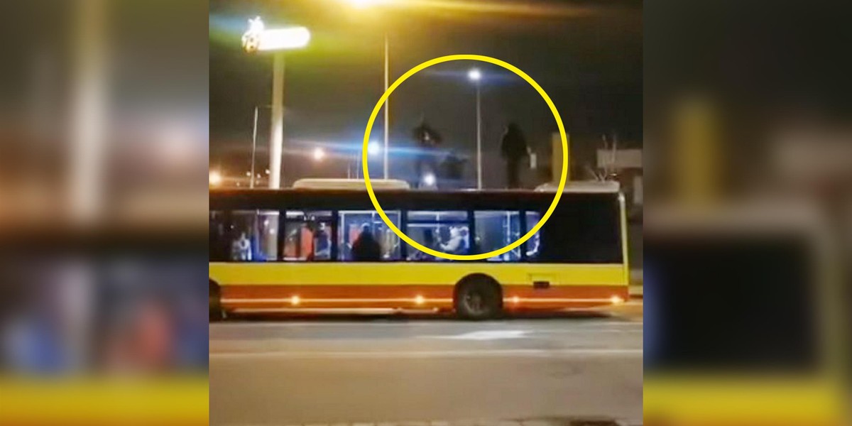 Niebezpieczny trend we Wrocławiu. Młodzi ludzie na dachu autobusu.