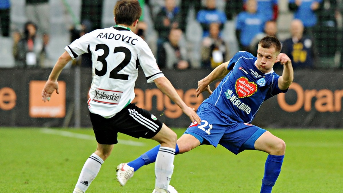 W finałowym meczu Pucharu Polski Legia Warszawa mierzy się z Ruchem Chorzów. Od 8. minuty w znakomitej sytuacji znaleźli się legioniści, którzy po golu Danijela Ljuboi prowadzili. Tuż przed przerwą wynik podwyższył Miroslav Radović. Po zmianie stron wynik podwyższył dodatkowo Michał Żyro.