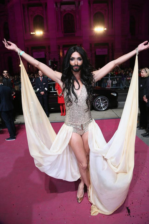 Conchita Wurst to sceniczna postać kreowana przez Thomasa Neuwirtha