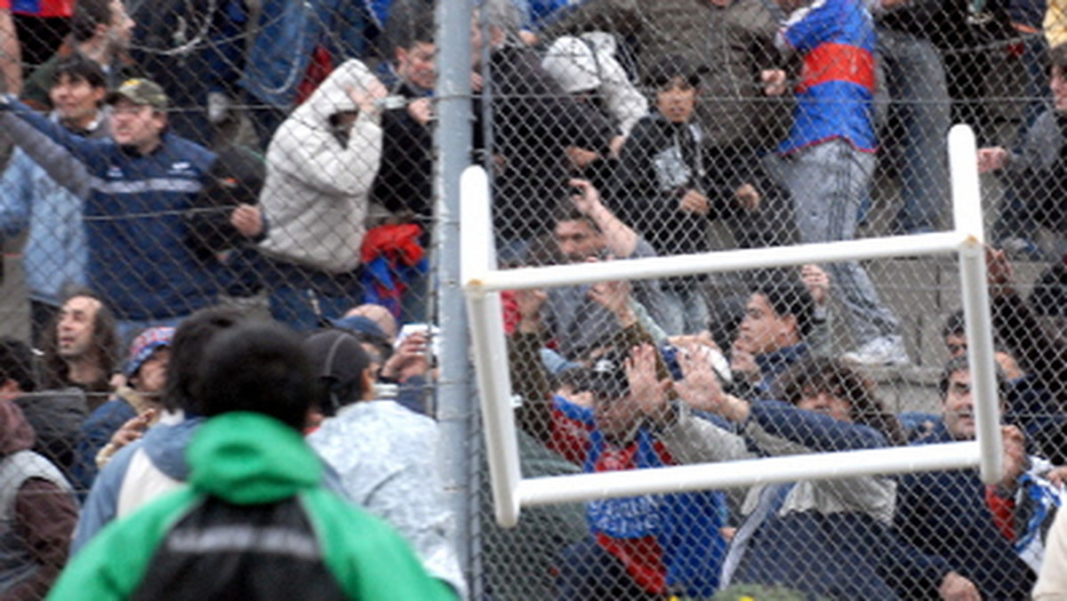 Po strzelaninie między grupami piłkarskich chuliganów policja i władze odpowiedzialne za bezpieczeństwo w argentyńskiej prowincji Santa Fe, postanowiły przełożyć mecz ligowy Newell's Old Boys Rosario - San Lorenzo Mar del Plata.