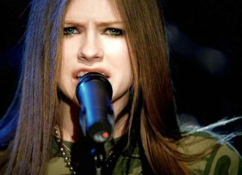 Avril Lavigne - w teledysku  "Losing Grip"