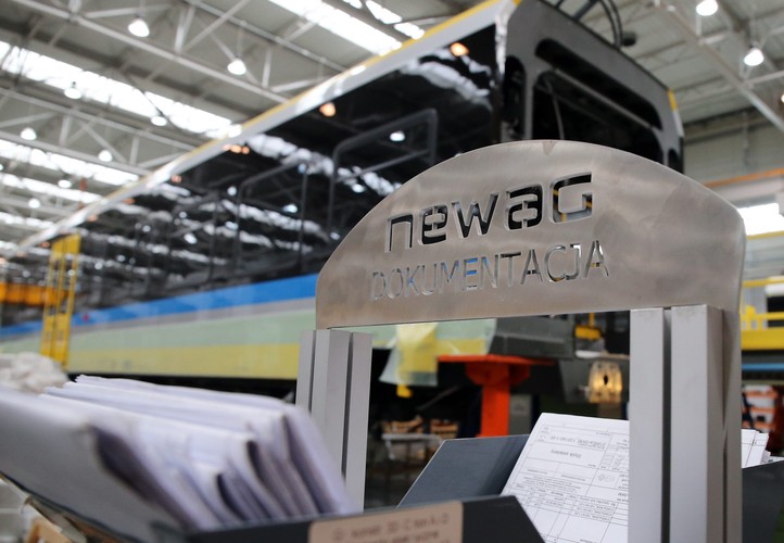 Grupa kapitałowa Newag zajmuje się produkcją, modernizacją oraz naprawami taboru kolejowego i szynowego. W zakładach spółki w Nowym Sączu prowadzone są prace w segmencie elektrycznych zespołów trakcyjnych, wagonów osobowych i lokomotyw spalinowych.<br><br>  fot. (ukit) PAP/Grzegorz Momot
